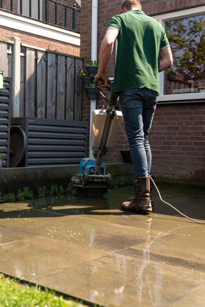 Uw terras laten reinigen? Laat uw bestrating schoonmaken door W Verhage