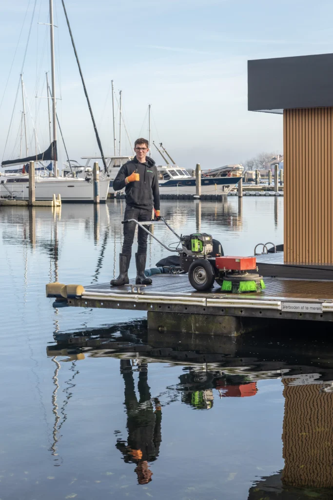 William van WVerhage - Dé steiger en houten vlonder schoonmaakspecialist